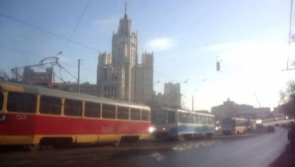 Два авто, столкнувшись, перегородили путь трамваям в центре Москвы