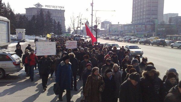 Новосибирские пенсионеры провели шествие против отмены льгот на проезд 