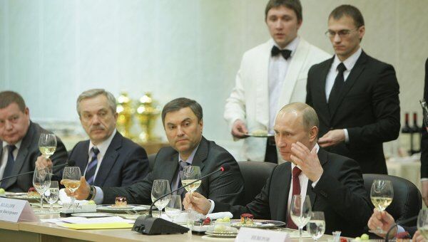 Премьер-министр РФ Владимир Путин встретился с главами регионов ЦФО