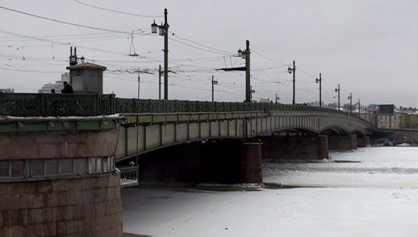 Литейный мост в Петербурге готовится к пробной разводке 