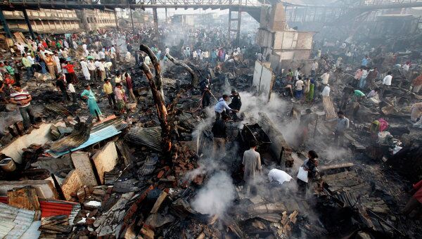 Пожар в Мумбаи уничтожил 2 тыс хижин на родине миллионеров из трущоб