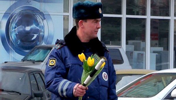 Накануне 8 марта автоинспекторы Ростовской области дарят девушкам цветы