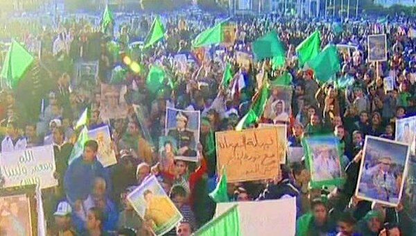 Тысячи сторонников Каддафи с флагами и песнями вышли на улицы Триполи