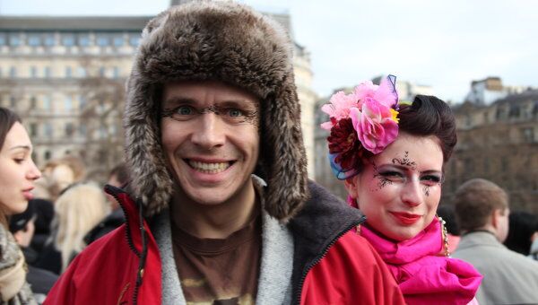 Празднование Масленицы на Трафальгарской площади в Лондоне. Посетители фестиваля