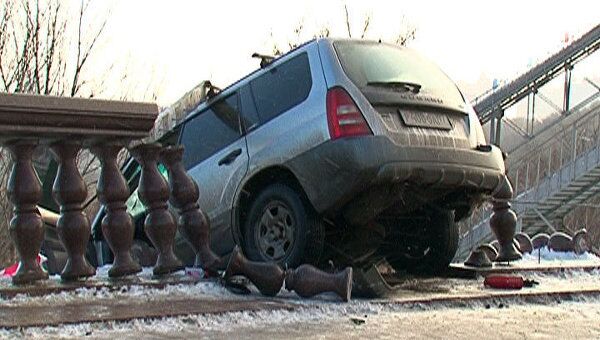 Автомобиль врезался в ограждение смотровой площадки на Воробьевых горах