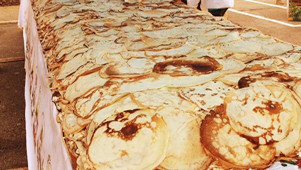 Казаки Азова испекли на Масленицу гигантский пирог весом почти в тонну