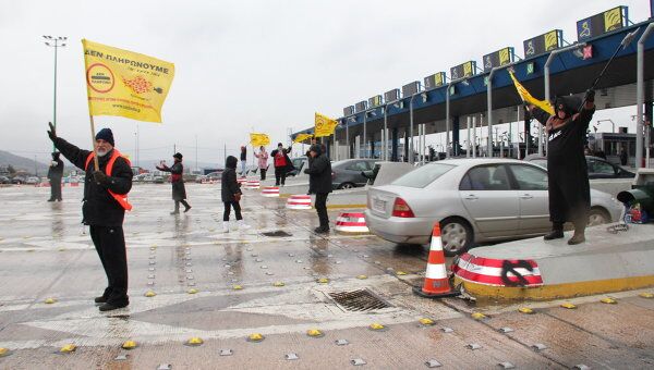 Движение зайцев перекрыло станции оплаты на греческих шоссе, требуя бесплатного проезда