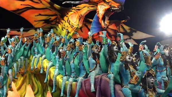 Артисты самбы соревнуются на знаменитом бразильском карнавале