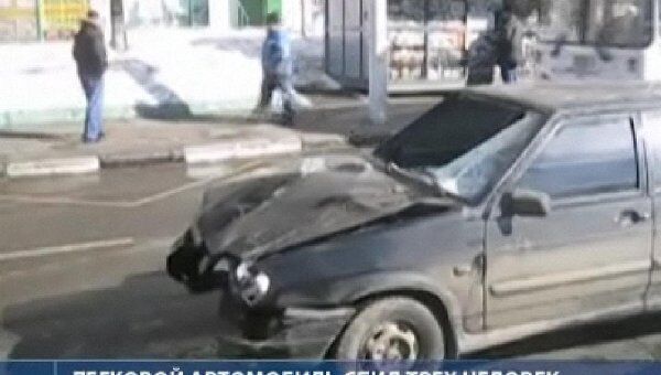 Автомобиль сбил трех человек на остановке в Москве