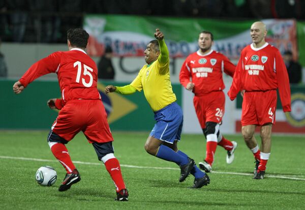 Игровой момент матча ФК Грозный – Бразилия-2002