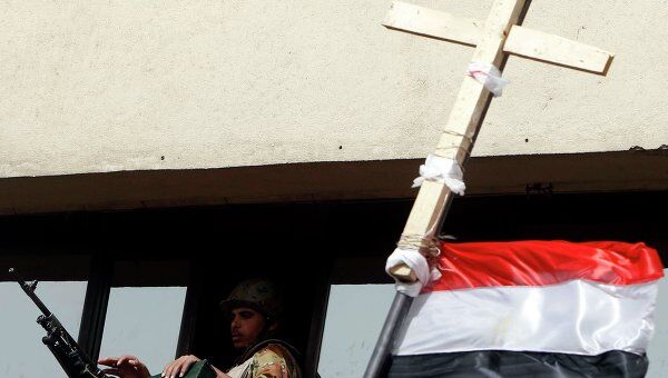 Солдат египетской армии охраняет здание государственной телерадиокомпании в Каире