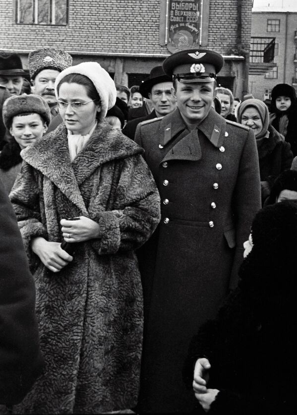 Гагарин с женой идут на выборы