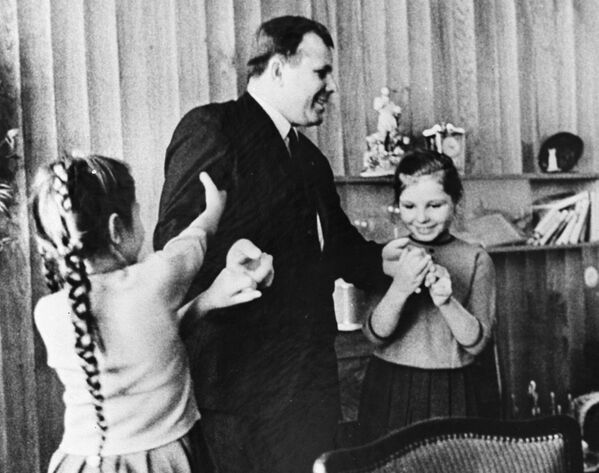 Гагарин с дочерьми