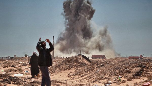 Взрыв ракеты, выпущенной истребителем, в городе Рас-Лануф.