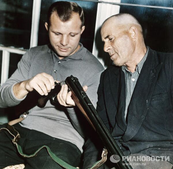Юрий Гагарин с отцом