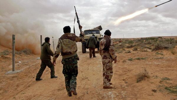 Ливийские повстанцы рядом с городом  Бин-Джавад