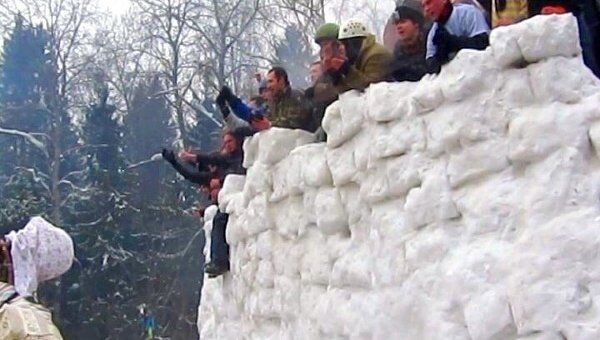 На Бакшевской масленице брали снежную крепость и лазили на столб
