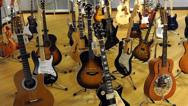 Фанат Эрика Клэптона из России стал покупателем его гитар на аукционе