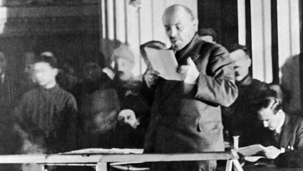 Ленин выступает с речью на заседании Х съезда РКП(б) 