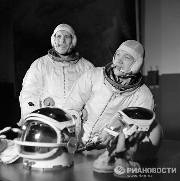 Летчики-космонавты Хрунов и Елисеев