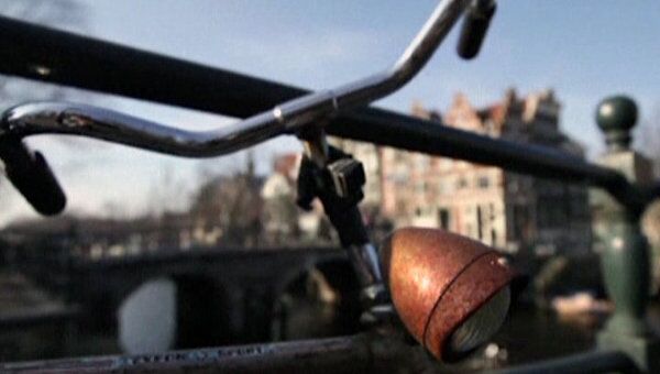 Власти Амстердама собирают со дна каналов велосипедный урожай