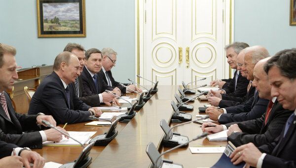 Премьер-министр РФ Владимир Путин встречается с Джозефом Байденом в Москве