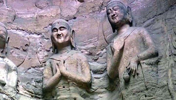 В уникальных пещерных храмах Юньган находится более 50 тысяч статуй