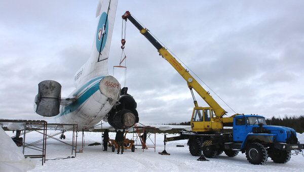Подготовка к взлету самолета Ту-154М после аварийной посадки в Ижемском районе Республики Коми
