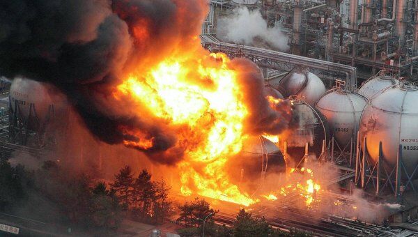 Пожар на газохранилище, возникший в результате землетрясения в Японии