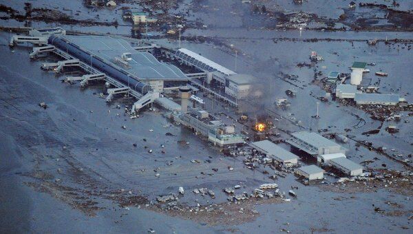 Аэропорт Сэндая, пострадавший от землетрясения в Японии