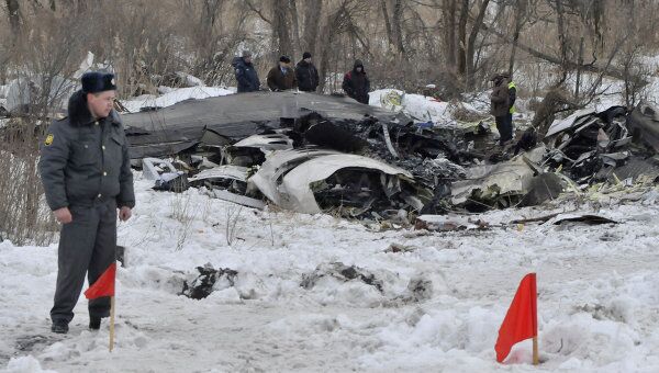 Сотрудники следственого комитета и правоохранительных органов исследуют место крушения самолета Ан-148.