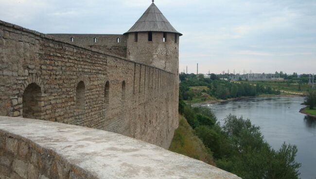 Вид на Нарву с крепостной стены. Архив