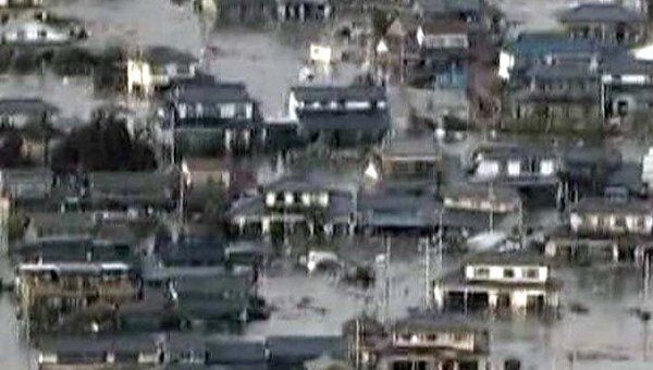 Цунами в Японии: гигантские волны сносят дома и автомобили
