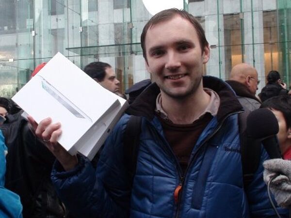 Первым покупателем обновленного планшетного компьютера iPad 2 в США стал 29-летний москвич Алексей Шумилов