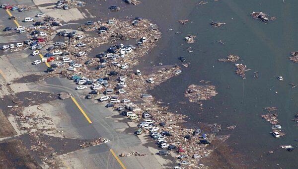 Затопленные в результате землетрясения автомобили в Японии
