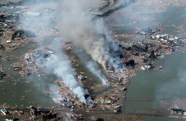 Многочисленные пожары, возникшие в результате землетрясения и цунами в Сендай, северо-востоке Японии, 12 марта 2011