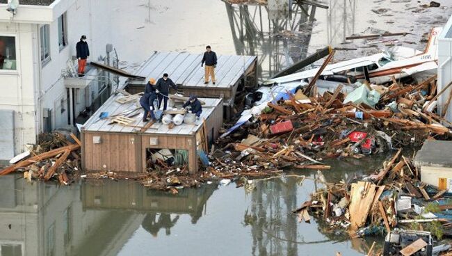 Последствия цунами и землетрясения в Сендай на северо-востоке Японии, 12 марта 2011