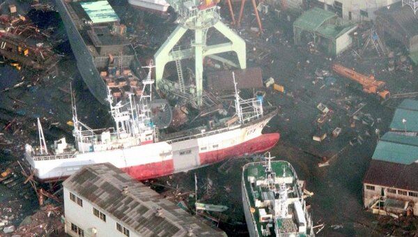 Суда, выброшенные на берег цунами после землетрясения в префектуре Мияги, северо-востоке Японии, 12 марта 2011