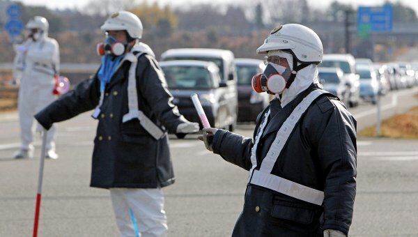 Полиция проводит эвакуацию населения вокруг АЭС Фукусима-1