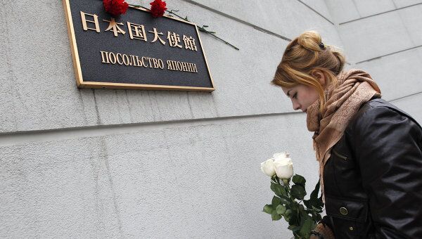Цветы у посольства Японии в Москве