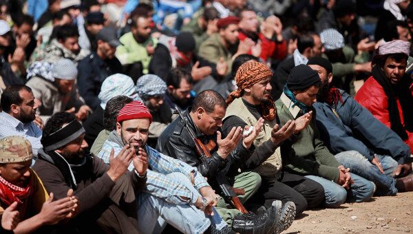 Бойцы ливийской оппозиции на пятничной молитве. Архив