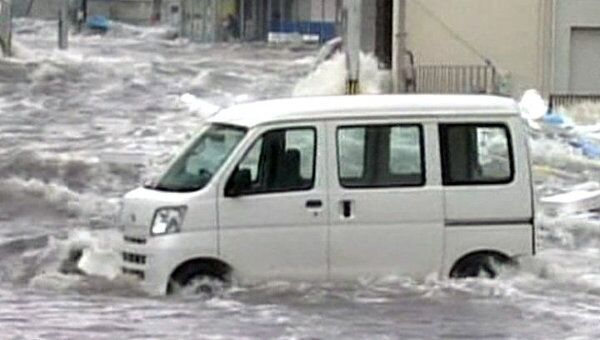 Японец снял наступление цунами на свой город