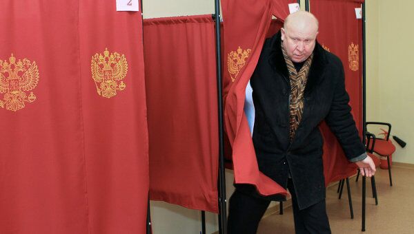 Губернатор Нижегородской области Валерий Шанцев покидает кабинку для голосования на избирательном участке №1663. Архив