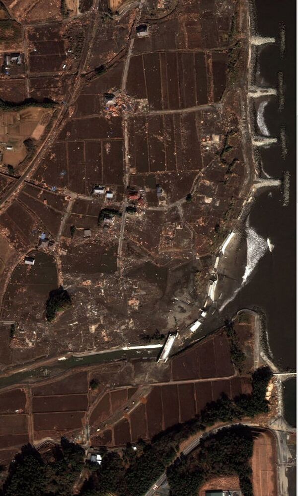 Спутниковая съемка последствий землетрясения моста и порта Сэндай, Япония, 12 марта 2011 г.