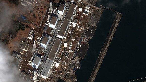 Спутниковая съемка последствий землетрясения на АЭС Фукусима-1. Архивное фото