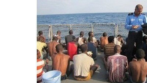 Арестованные в Аравийском море сомалийские пираты на борту индийского военного корабля