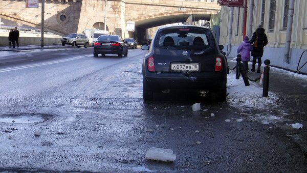 Лед упал на машину в центре Москвы