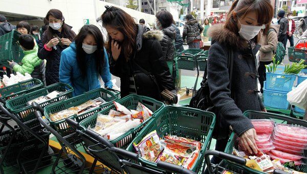 Японцы покупают продукты на рынке в городе Сендай