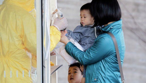 Проверка на радиацию жителей, эвакуированных из окрестностей АЭС Фукусима