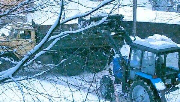 В Вологде около проезжей части убрали кучу снега, с которой катались дети